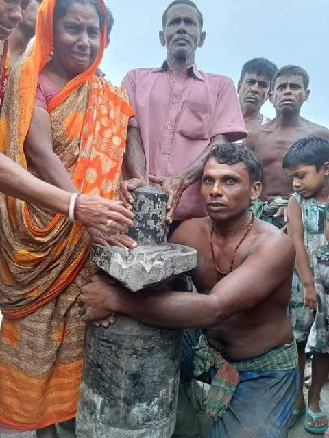 Ancient will Rise Again 🚩 Jagdish Bishwash, Hindu Fisherman of Khulna Bangladesh found an ancient Shivlinga in Kapotaksh River