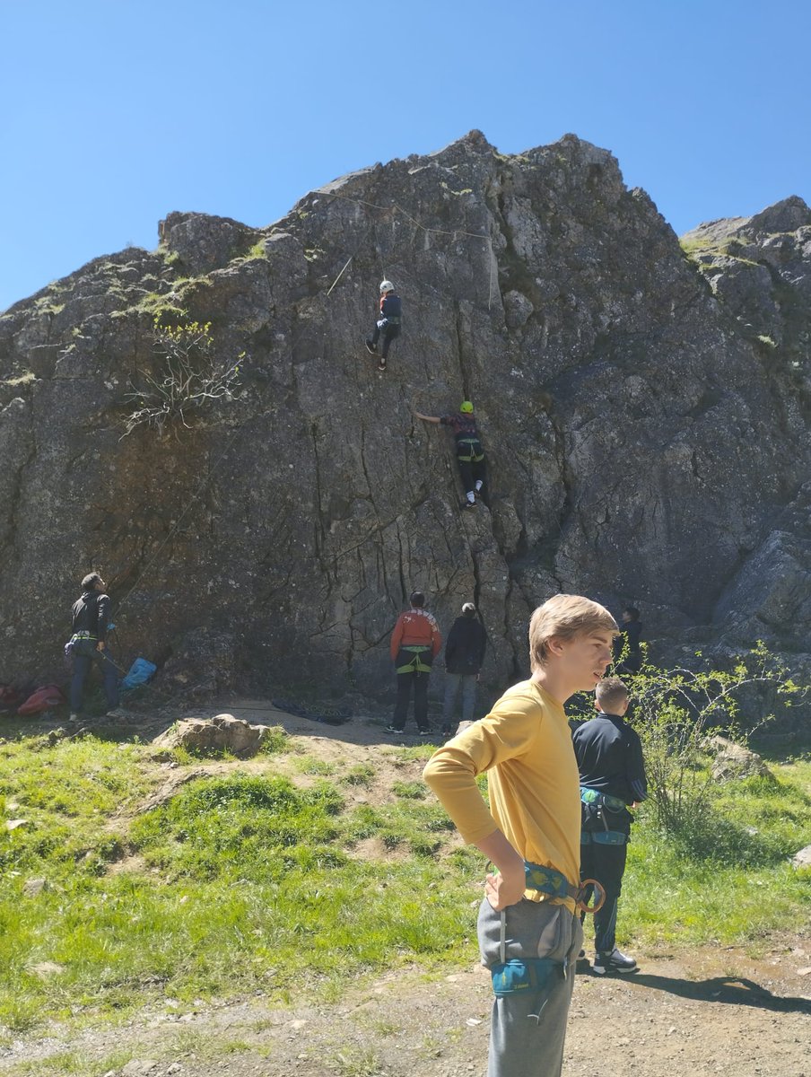 Buenas tardes 🤗 Hoy hemos tenido un día intenso de multiaventura: tiro con arco, escalada, espeleología y senderismo 💖