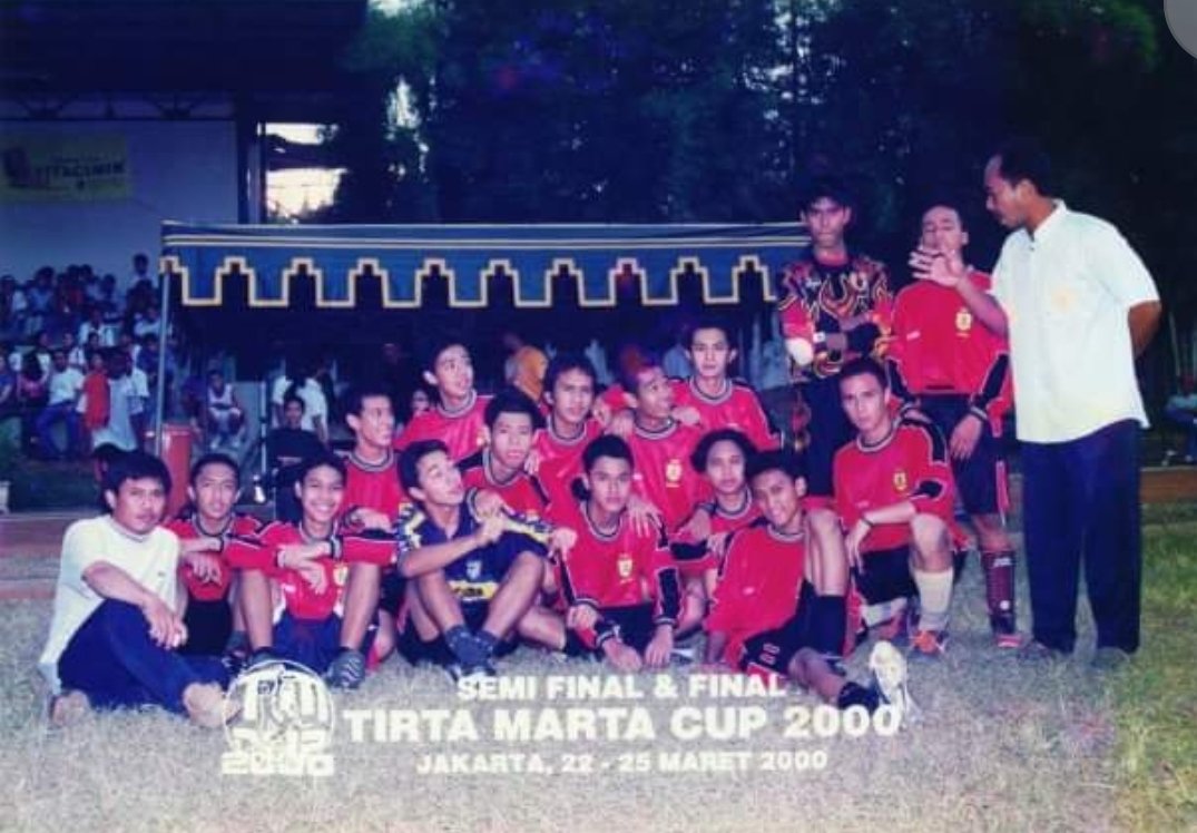 PatiPerkasa's tweet photo. Ngomong2 kiper ketemu foto lama jaman SMA. Angkatan Don Bosco Pondok Indah ini adalah satu-satunya sekolah swasta yang paling sering masuk perempat - semifinal - final pertandingan sepakbola antar SMU yang di dominasi sama SMU negeri di jamannya 😁 https://t.co/HfAssG31cX