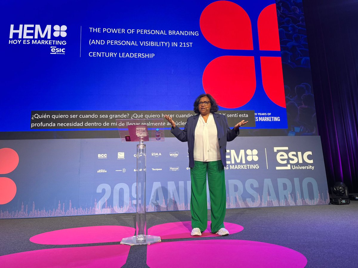 ESICBarcelona's tweet photo. "Vivimos en un mundo de caracteres limitados, incluyendo emojis. Pero somos mentales, emocionales... El piloto automático es bueno para los aviones, no para las personas. Necesitamos turbulencias." @Rosecartolari, Experta Internacional en Estrategia y Liderazgo Inclusivo #HEMESIC https://t.co/wMwZ3xvhmu