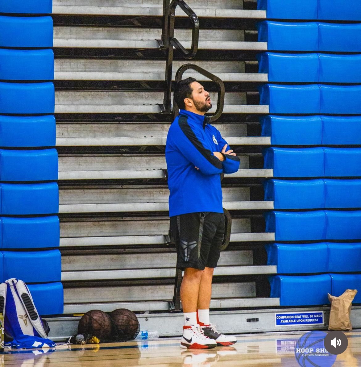 kb8thekid's tweet photo. I always try to stay cool when coaching 😂 #hoopshowbball #hoopshow #hoopshowgirls #LStraining #alwayskobe #alwaysmamba #kobeneverleavesme #kobegear https://t.co/iDPAI4nDST