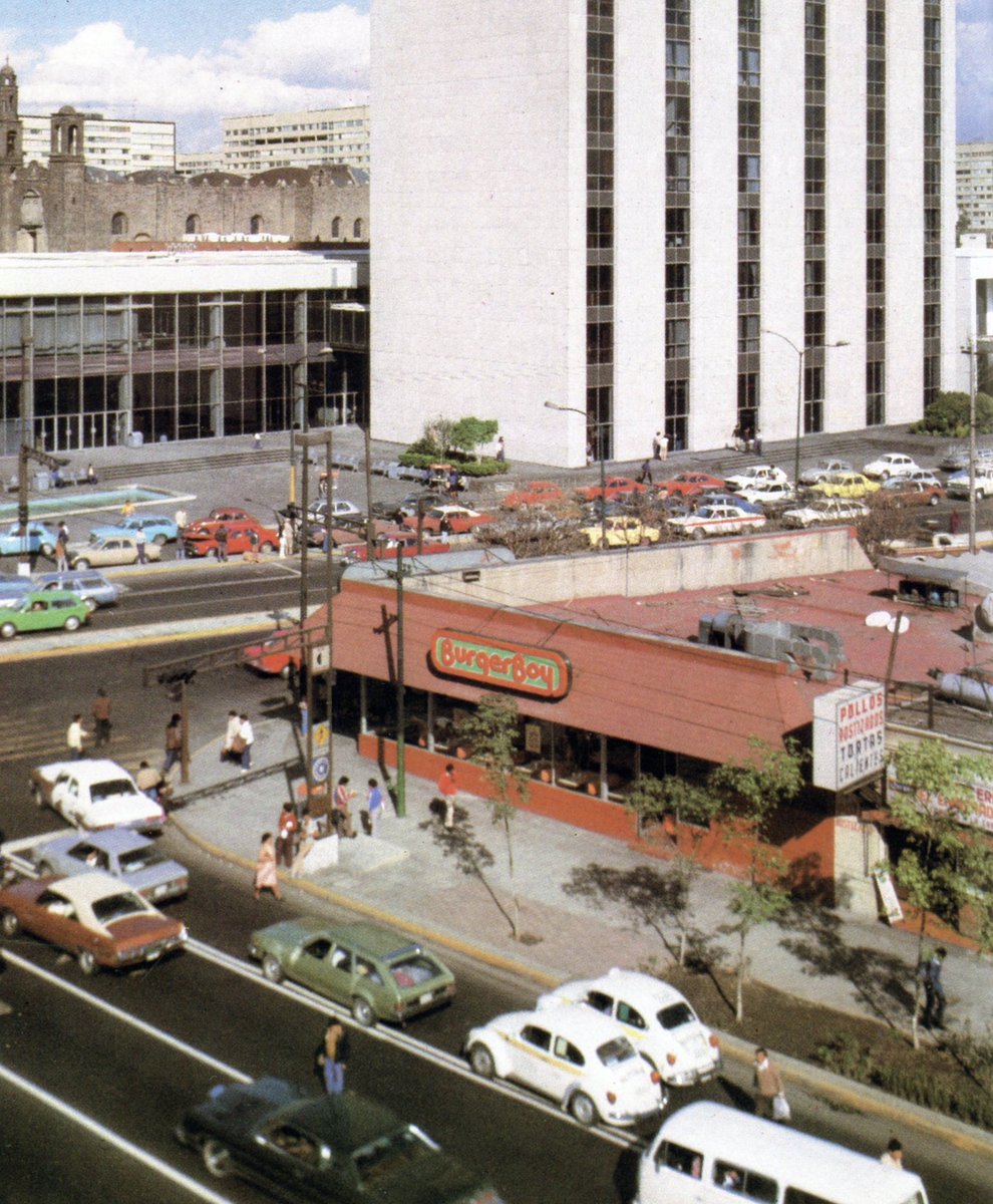 El Burger Boy ubicado en el cruce del Eje Central y la avenida Ricardo Flores Magón en 1984. Al fondo se ven la iglesia de Santiago Apóstol y los edificios de Tlatelolco.

📷: “Guía turística de México”