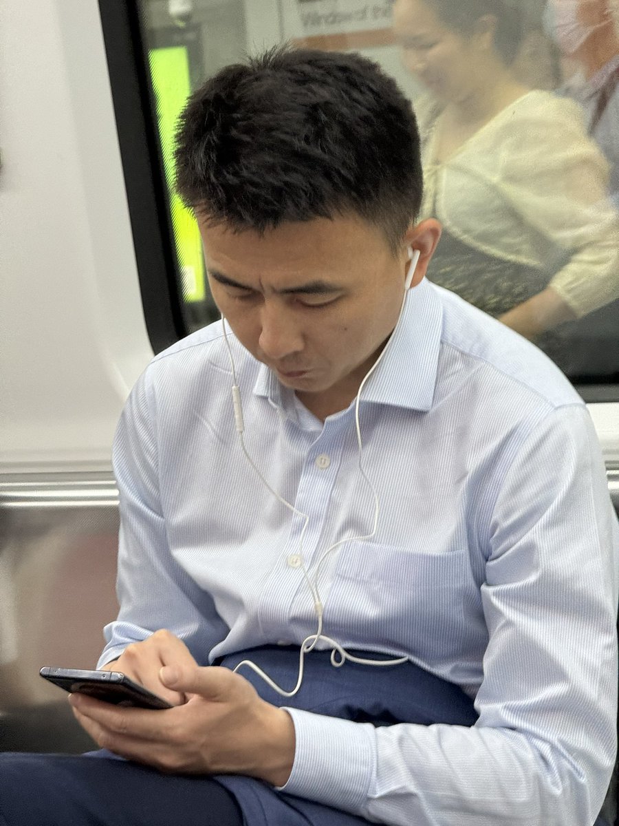 quickzoom2's tweet photo. 兄弟们 多的不谈了 这个是真的帅吧
棕色皮鞋黑袜正装直男 加藏蓝色西装裤 条纹浅蓝衬衫 性张力拉满
这么帅气的直男还挤地铁 感觉开个路虎从车上下来才是真的霸气 https://t.co/tgYBi9SHlP