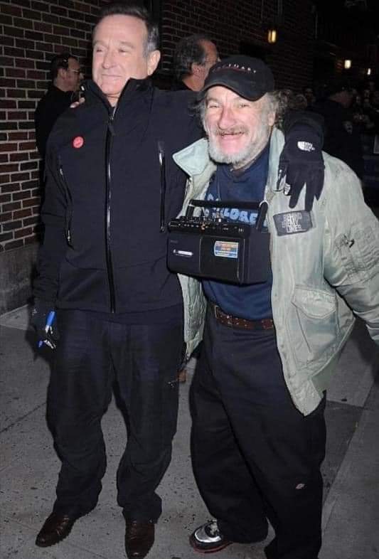 Lo sapevate che Robin Williams per ogni film che stava girando chiedeva alla compagnia di produzione di assumere almeno 10 persone senzatetto per far avere loro un lavoro? Durante tutta la sua carriera ha aiutato circa 1520 senzatetto. Un grande uomo, un grande cuore ❤️