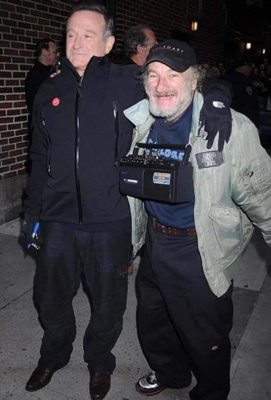 Lo sapevate che Robin Williams per ogni film che stava girando chiedeva alla compagnia di produzione di assumere almeno 10 persone senzatetto per far avere loro un lavoro? Durante tutta la sua carriera ha aiutato circa 1520 senzatetto.
Un grande uomo, un grande cuore ❤️