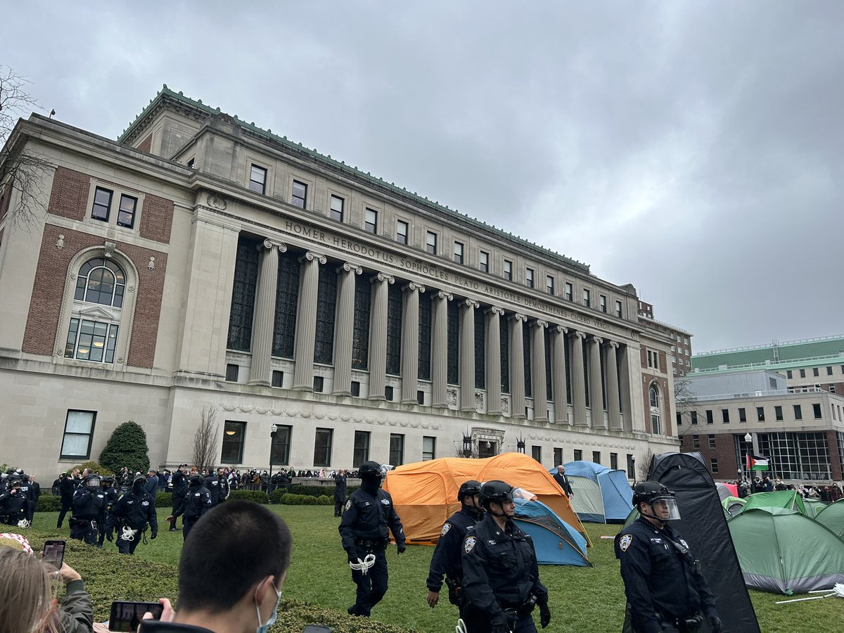 NYPD are on @Columbia campus telling students they will be arrested and charged with trespassing.