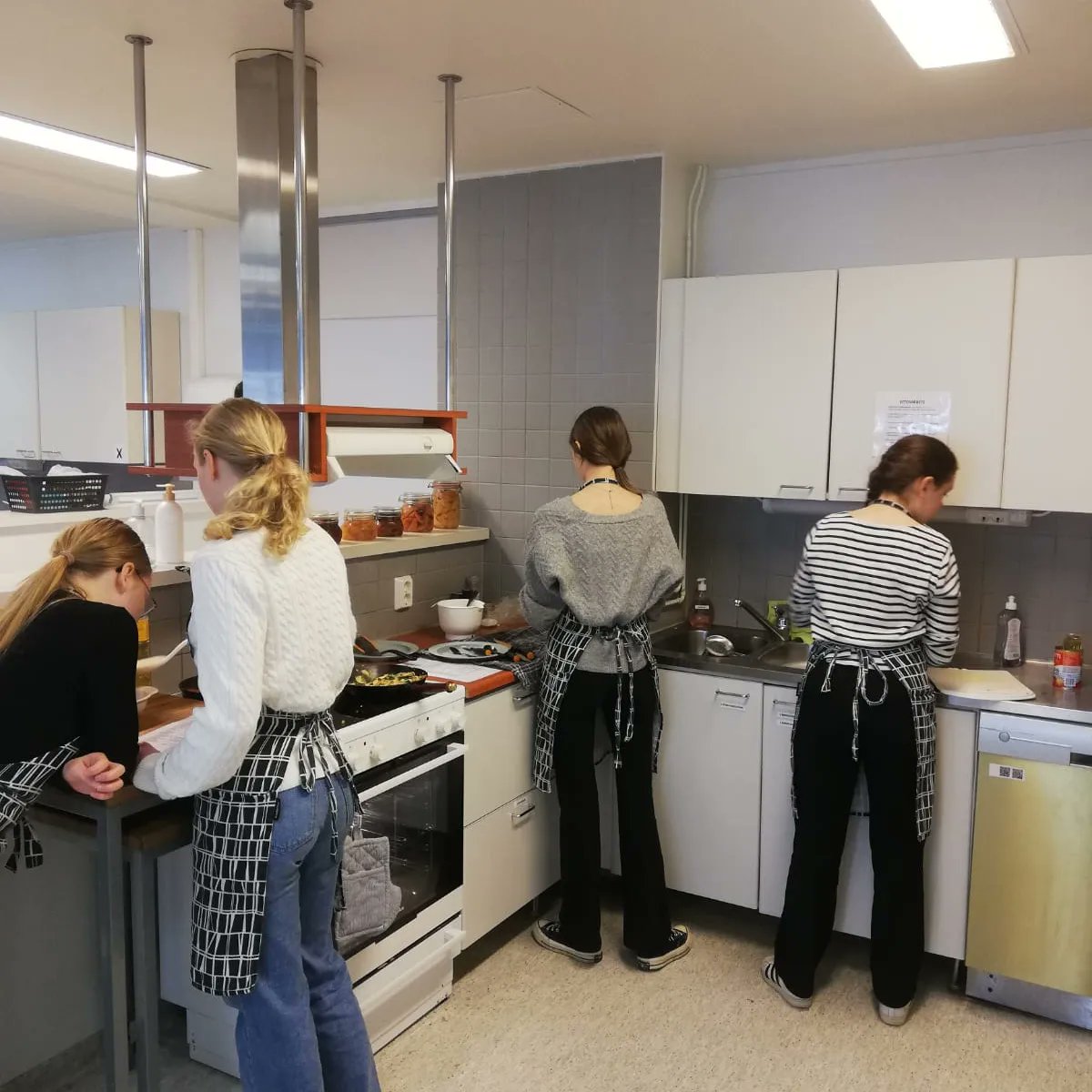 erasmusplusmon1's tweet photo. Nuestras compañeras han empezado su último día en clase de Home economics, donde los alumnos han estado preparando una lasaña y aprendiendo técnicas de planchado. Además han visitado otras clases. También  han visitado el edificio de Upper Secondary (bachillerato) con el director https://t.co/gkWdHkeEbS