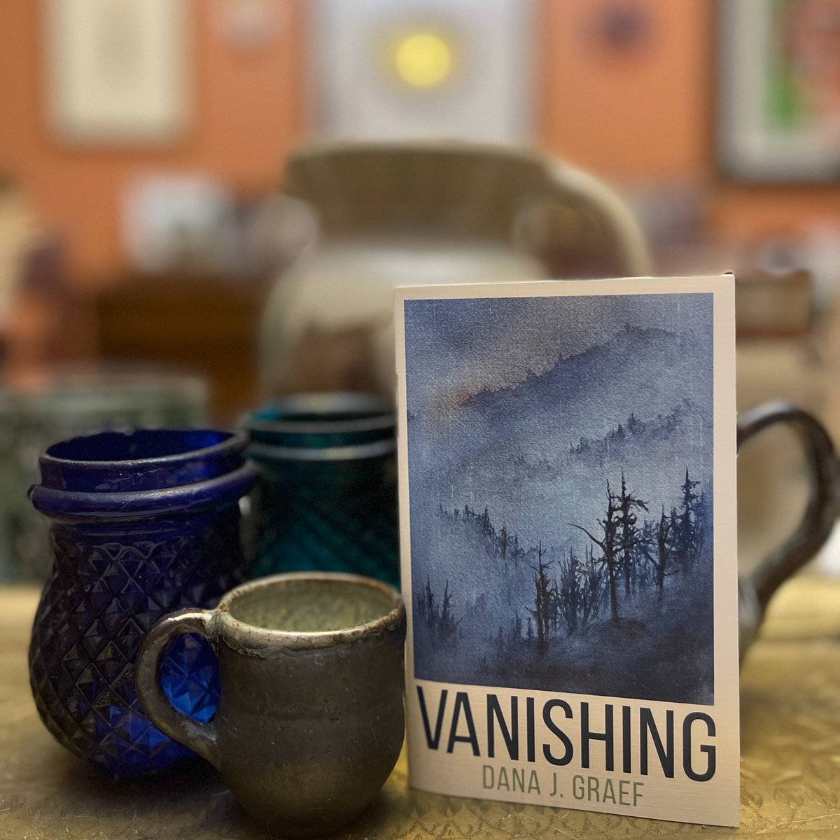 Grab a copy or 2 of our latest micro-chapbook 'Vanishing' by @danagraef with cover art by @Lewis_MichaelH . tinywrenlit.com/product-page/v…