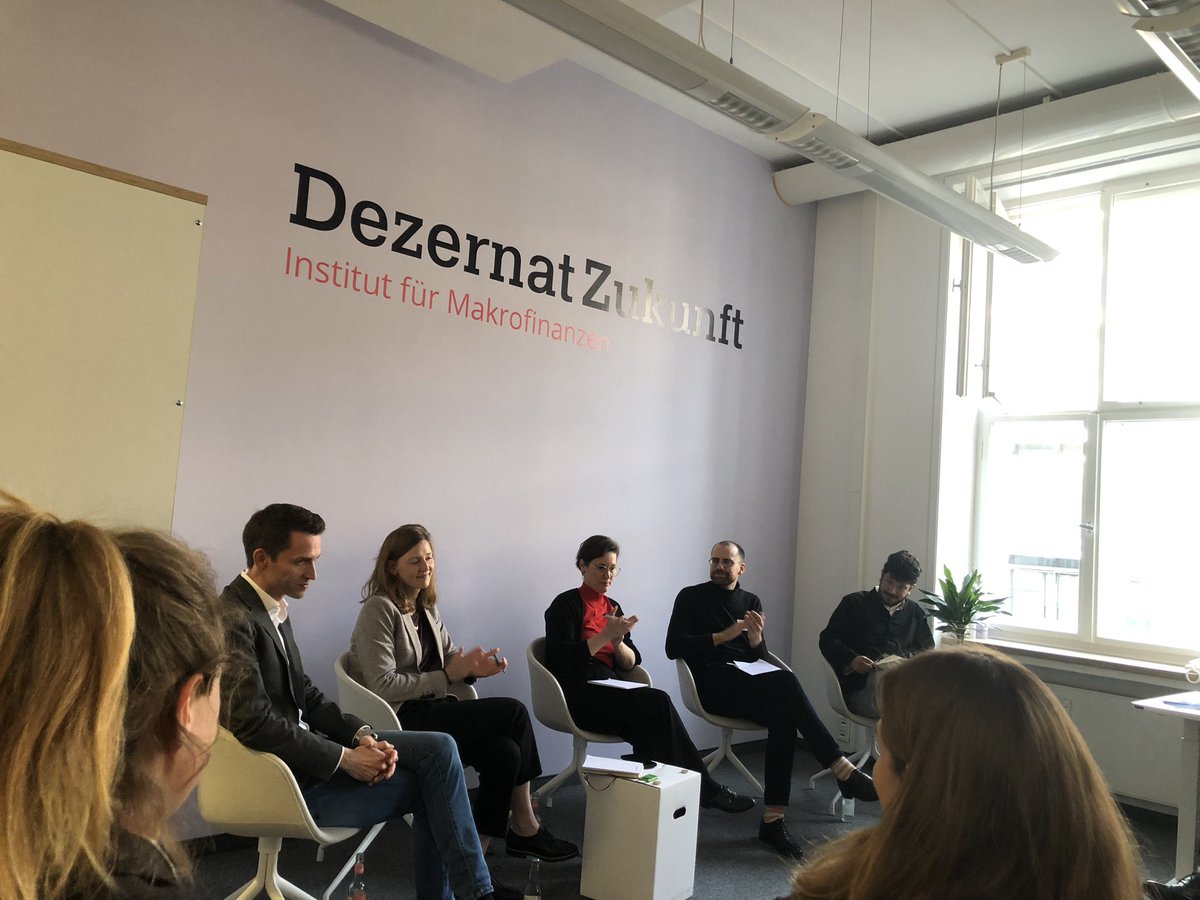 Einweihungsfeier im neuen Büro vom Dezernat Zukunft 🎉🥂👏🏽 Der Abend startet mit einem Panel zu Demokratie & Finanzpolitik! 🙌🏽 Und wie die Debatte um „Schulden“ mit #Handlungsdruck & #Temporalität zusammenhängt.