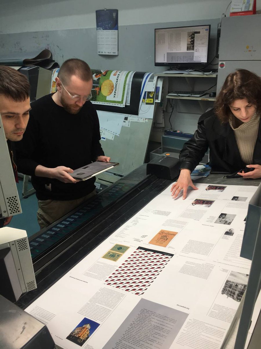 Сьогодні ми запустили у друк перший номер Літопису українського дизайну.
Від сформованої ідеї та першого анонсу 17 листопада 2022 року пройшли 1 рік та 5 місяців. Це дуже багато на сьогодні.

Що ж ми зробили за цей час:
1. Дослідили, написали, відмалювали та зібрали контент