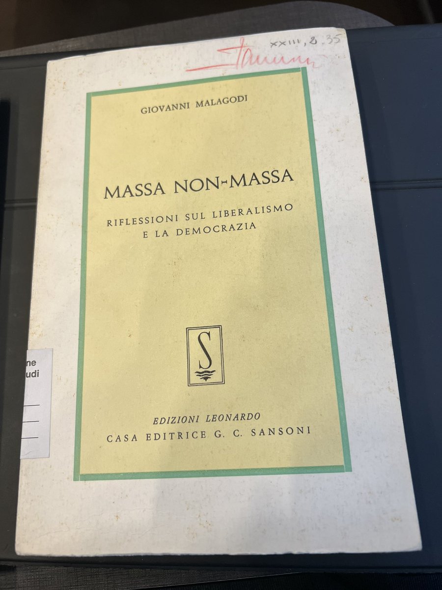 Ho preso in prestito questo libro dalla biblioteca della @fleinaudi questa mattina, in previsione di un lungo viaggio in treno. Lo sto leggendo. Il libro è stato ricordato da Anselmi alla recente commemorazione di Malagodi. Troppo importante. È introvabile. Dobbiamo ristamparlo!