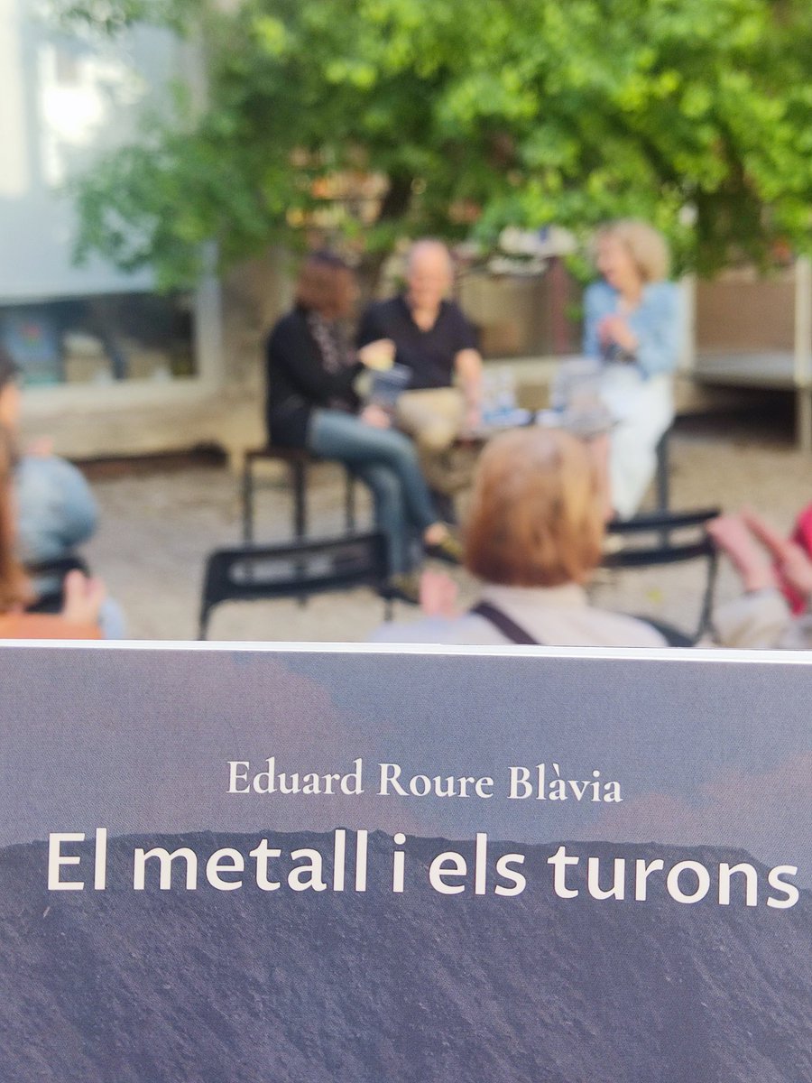 Presentació a @LaFatal_ del llibre d'Eduard Roure Blàvia @eduardroure 'El metall i els turons' guanyador del XXIX Premi de Novel•la Valldaura-Memorial Pere Calders de 2023 de la @UABBarcelona i l'Ajuntament de Cerdanyola