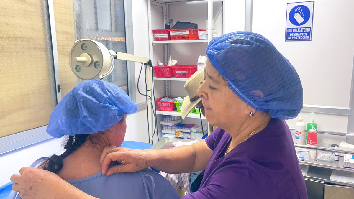 HIAyoraLoja's tweet photo. #ElNuevoEcuador | Dos adultos mayores que sufrieron quemaduras fueron dados de alta después de ser atendidos en la Unidad de Quemados del @HIAyoraLoja. Para el equipo,  la mayor satisfacción es verlos recuperados y junto a su familia después de dos meses de cuidado. https://t.co/yn1RbM6gvY
