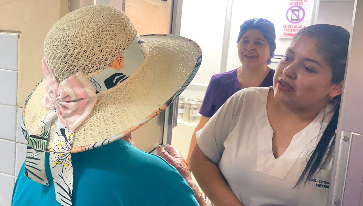 HIAyoraLoja's tweet photo. #ElNuevoEcuador | Dos adultos mayores que sufrieron quemaduras fueron dados de alta después de ser atendidos en la Unidad de Quemados del @HIAyoraLoja. Para el equipo,  la mayor satisfacción es verlos recuperados y junto a su familia después de dos meses de cuidado. https://t.co/yn1RbM6gvY