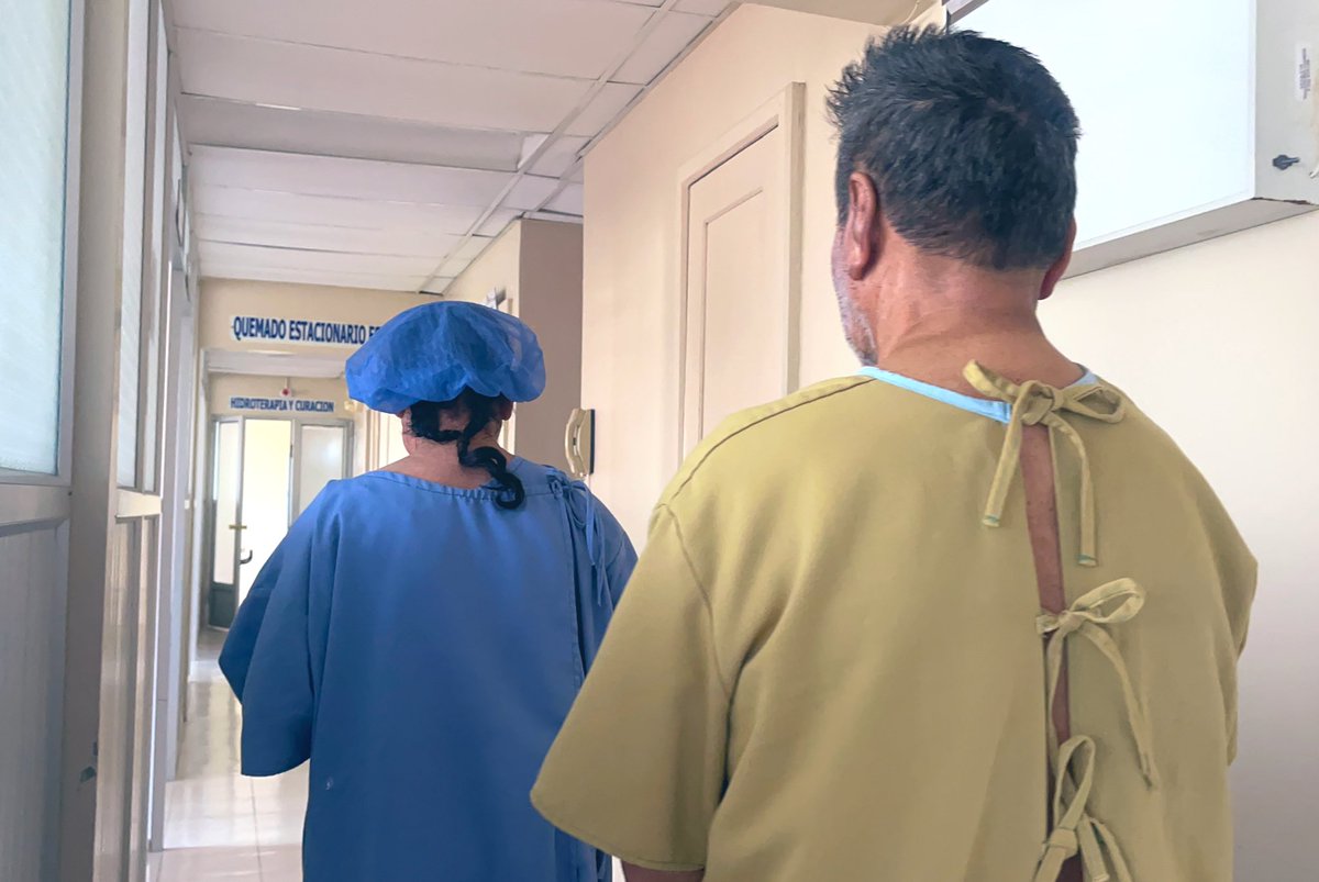 HIAyoraLoja's tweet photo. #ElNuevoEcuador | Dos adultos mayores que sufrieron quemaduras fueron dados de alta después de ser atendidos en la Unidad de Quemados del @HIAyoraLoja. Para el equipo,  la mayor satisfacción es verlos recuperados y junto a su familia después de dos meses de cuidado. https://t.co/yn1RbM6gvY