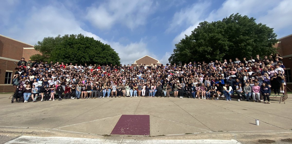 Celebrating the class of 2024 this morning. Amazing humans just about ready to face life after high school!#ChargerNation #Seniorpanoramic @KellerCentralHS