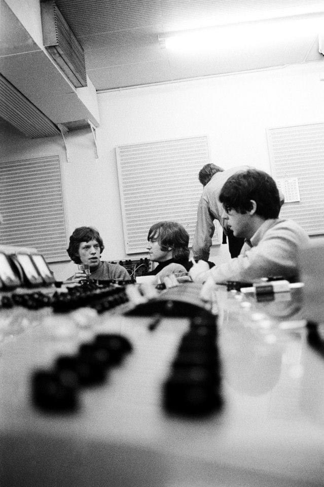 Mick Jagger visits the Beatles at EMI Studios 1966. 📷 Robert Freeman #Beatles #RollingStones