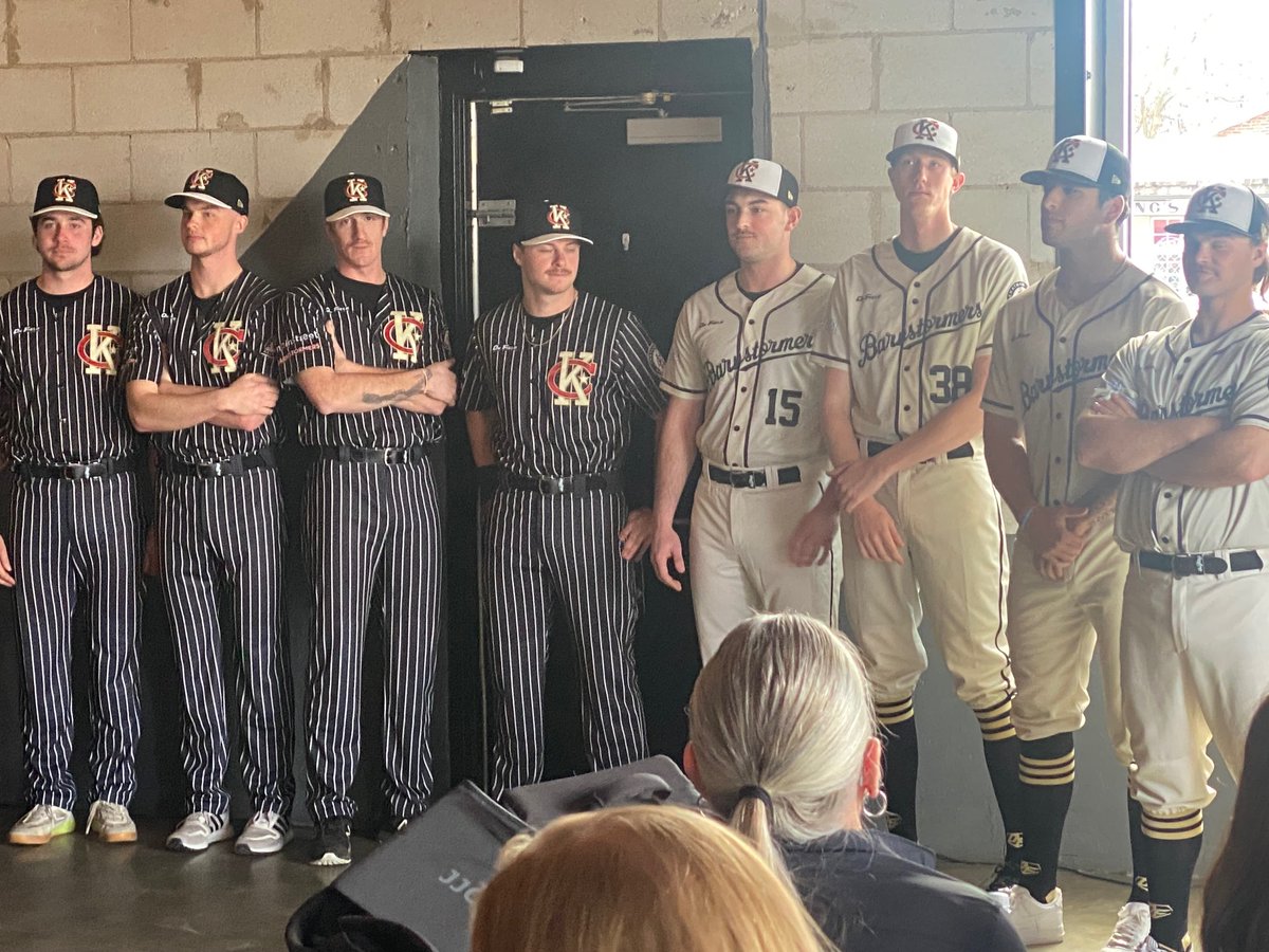 As a Barnstormer baseball sponsor, HUB Creative Group was excited to be part of the club uniform “big reveal” today at Sons of Kent. They will be looking sharp home and away. Play ball!
