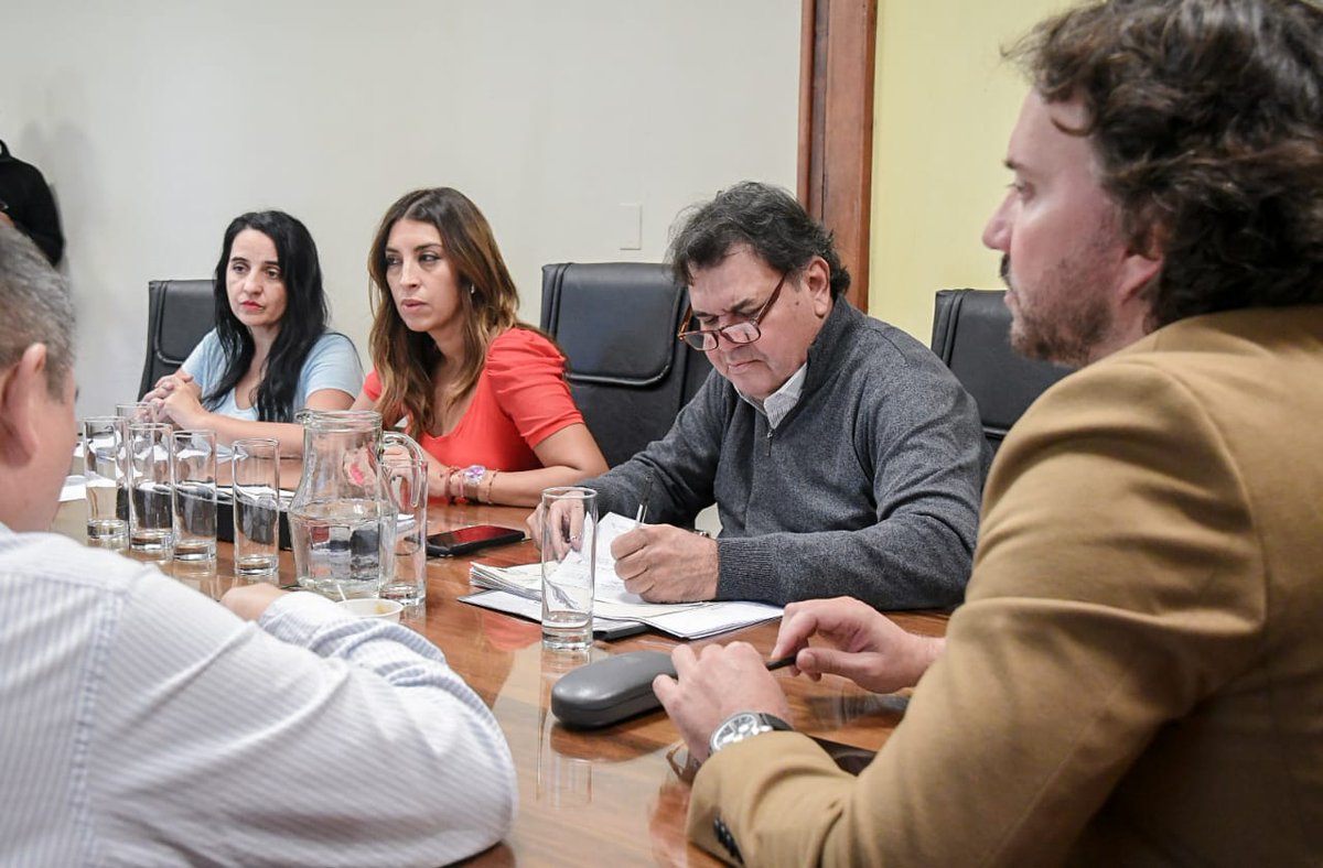 Las iniciativas, que buscan dan respuesta a pedidos de vecinos de diferentes puntos de la ciudad, consiguieron el visto bueno de los concejales presentes en la reunión.

Más info ▶️ shar.es/agsaXQ