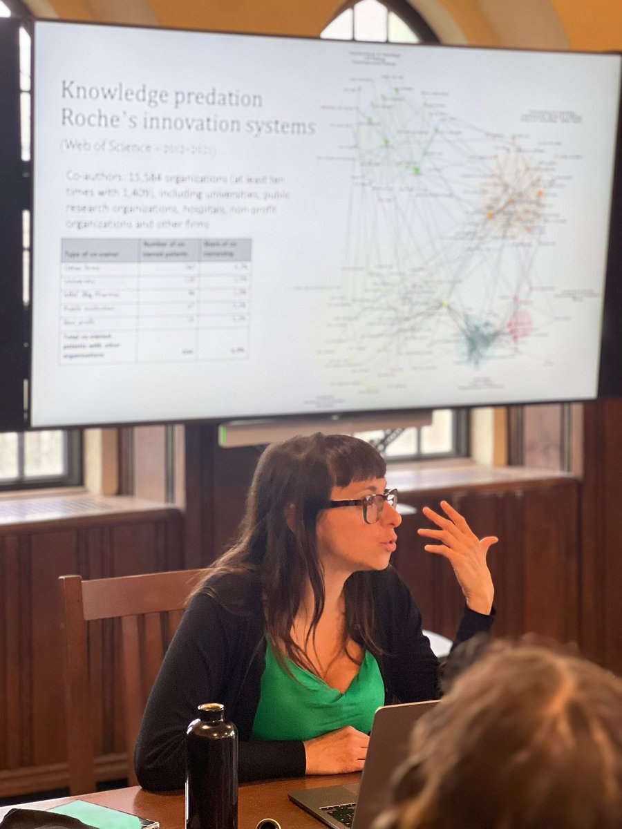 Today at <a href="/Yale/">Yale University</a> at <a href="/XSBenavides/">Ximena Benavides @DrXimeBena.bsky.social</a> module on Ethics and Political Economy of Healthcare talking about the power of  #BigTech and #BigPharma 

Also had a great time yesterday presenting my work at <a href="/Yale_CRRIT/">Yale CRRIT</a> discussing with law, politics, med and more scholars