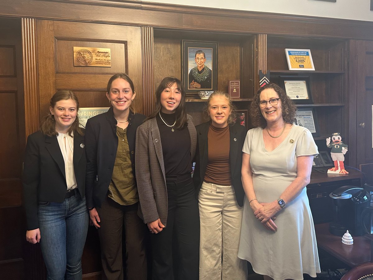 .@ASOSUgov stopped by my D.C. office to talk about the issues important to them and how Congress can better support college students. Thanks for representing the next generation of leadership and taking the time to share your insights.