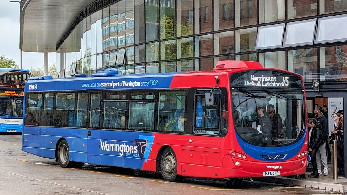 Warrington bound!

@WarringtonBuses  236 - HA10 SRF in #Altrincham this afternoon working a X5 service heading to #Warrington.