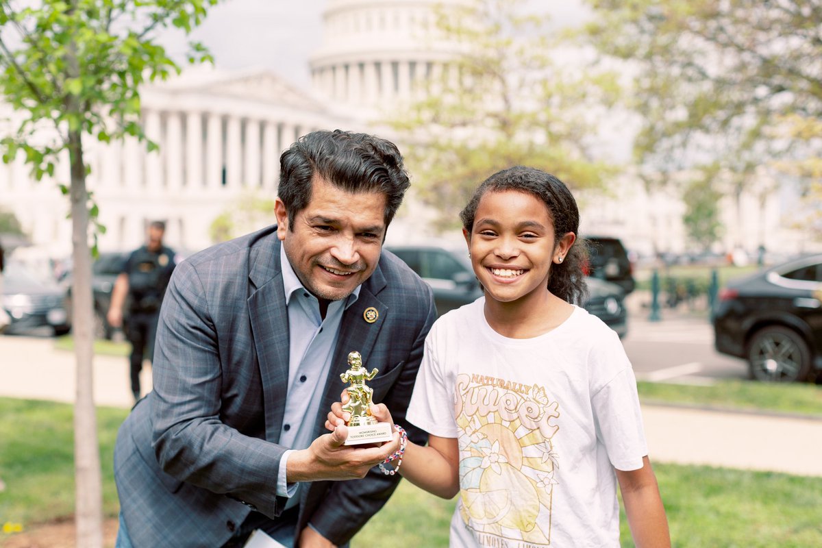 I couldn't wait to show Hodge my Toddlers' Choice Award, so I FaceTimed him right from the red carpet! 🏆 @MomsRising are heroes for families and @DadsCaucus is joining them in the fight for affordable child care and paid leave for all. #CareCantWait