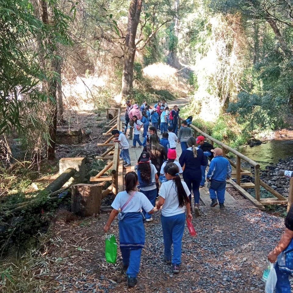 Hoy recibimos en el Parque Nacional Nonguén 🌱 a niñas y niños del Colegio Rucalhue de la comuna de #Hualpén 👏 Realizamos una charla sobre flora y fauna que habita al interior de la unidad.