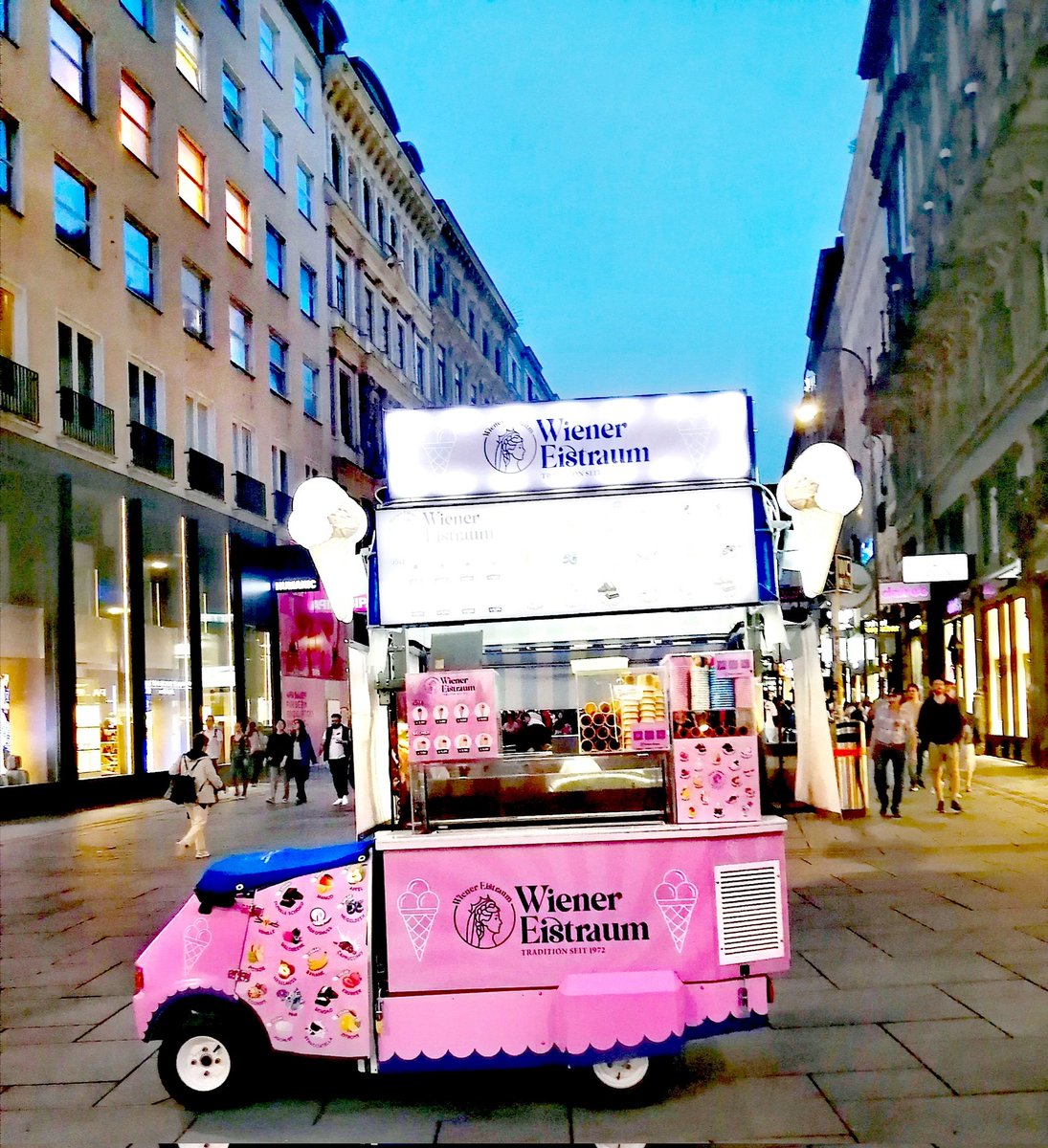 'Wiener Eistraum' im April 😂🍦
Good evening from Vienna 🌟🇦🇹
#Vienna #wienliebe #city #CityLife #nightlife #icecream