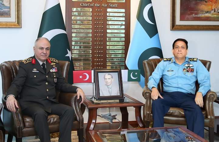 Gen. Metin Gürak, Chief of General Staff, Turkish Armed Forces 🇹🇷 , meets 🇵🇰Air Chief Marshal Zaheer Ahmed Baber Sidhu at Air Headquarters, Islamabad. Strengthening bonds and fostering cooperation! 🇵🇰 🤝 🇹🇷 #PakistanAirForce #TurkishArmedForces