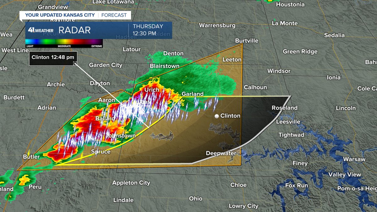 Severe thunderstorm moving into Clinton, MO...arriving around 12:45pm.

#mowx