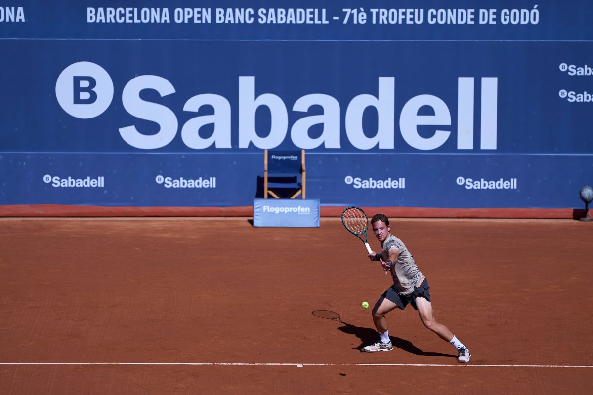 Lo intentó hasta el final💪 Roberto Carballés cae en los octavos de final del #BCNOpenBS ante el Nº5 Stefanos Tsitsipas por 7-5 6-3. ¡A por el siguiente, Rober! 📸 @bcnopenbs