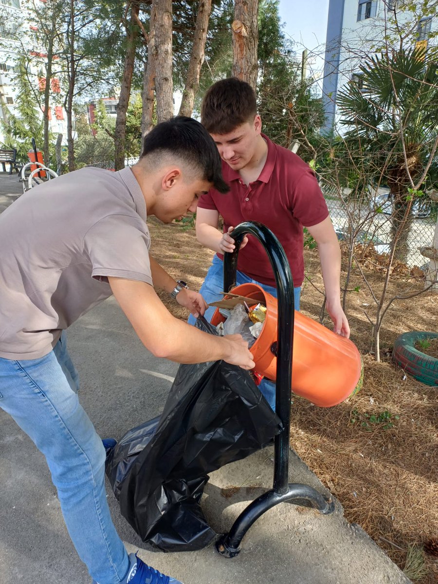 Okulumuz 12G sınıfı öğrencileri olarak Sosyal sorumluluk projesi kapsamında; Okul bahcemizi,sınıfımızı, lavabolarımızı temizledik tabi ki amaç temizlik alışkanlığı kazandırmak,temiz tutmayı sağlamaktır.