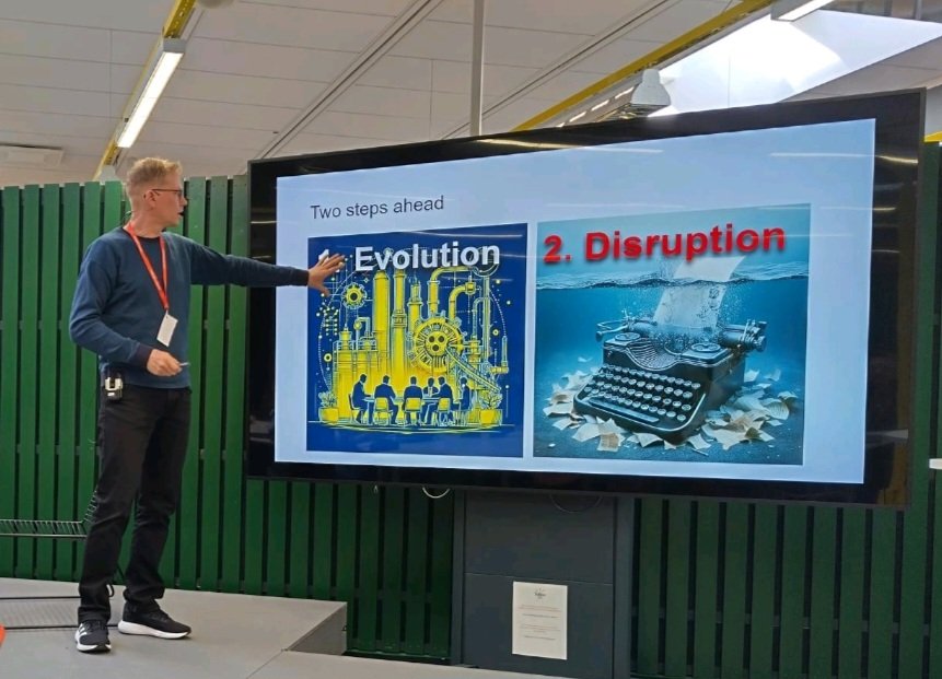 MetaCityFI's tweet photo. It was extremely bubbling atmosphere at the @UniOulu Metaverse day focusing to metaverse initiatives of  companies.

Always innovative and invigorating Jani @vallirinne anticipates the next phases of metaverse: 1) Evolution and 2) Disruption.
Photo: Jani Jokisalo/Business Finland https://t.co/rjBXf7i7bb