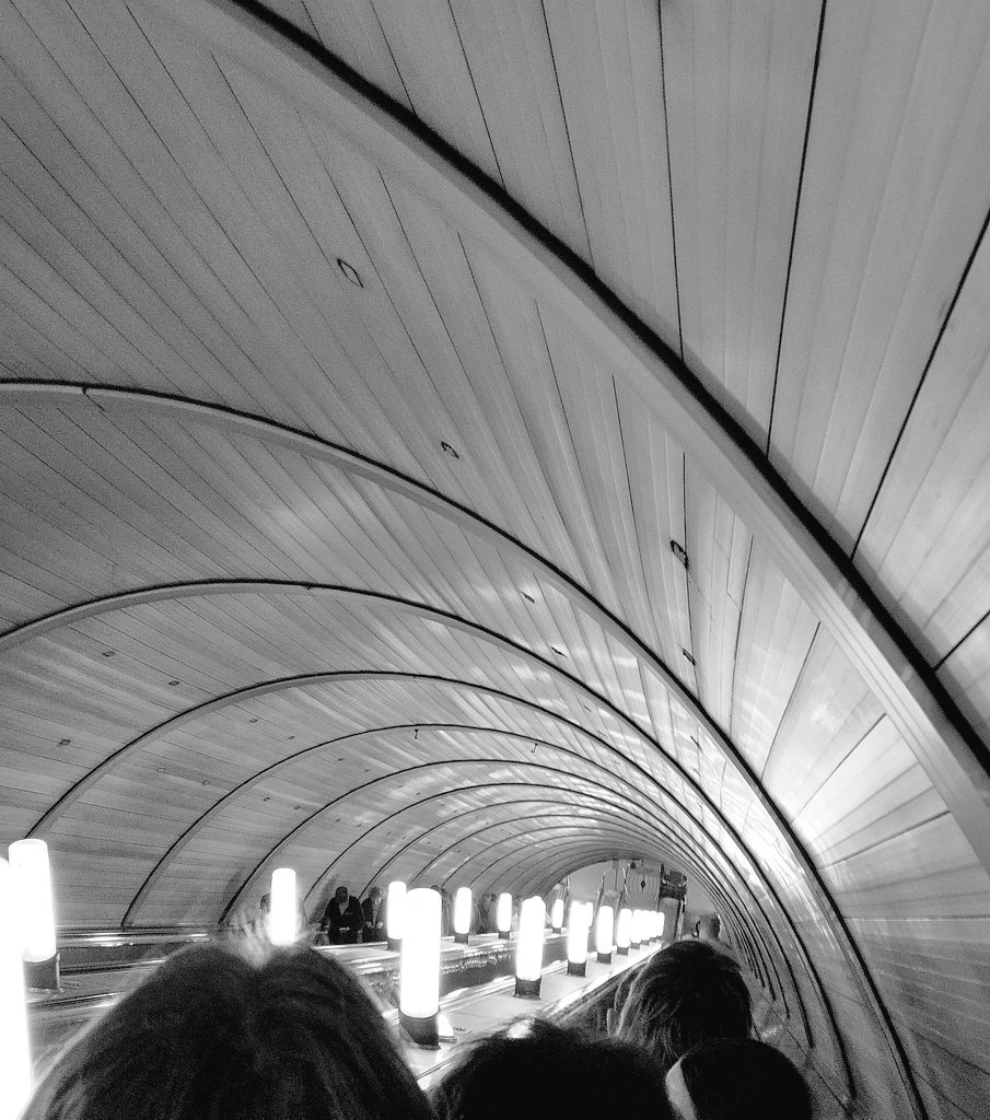 Отпуск заканчивается и желание уехать опять куда-нибудь, и не вспоминать этот город, людей, эту жизнь просто ужасное. 
Как будто, когда ты куда-то уезжаешь,  это уже не совсем ты, а кто-то, кто может быть счастливым.