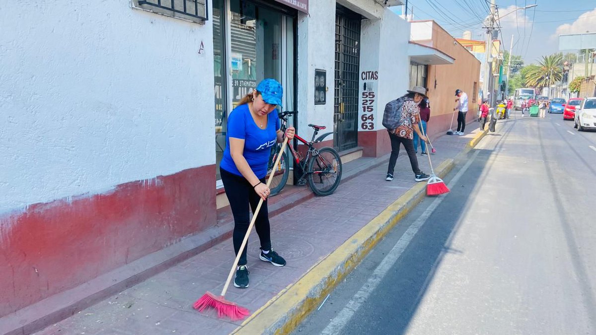 ¡Continuamos con la Jornada de Mejoramiento Urbano del Corredor Oriente de nuestro #Xochimilco! Desde temprana hora, compañeras y compañeros de la #AlcaldíaXochimilco realizan labores limpieza, retiro de residuos orgánicos e inorgánicos y poda.