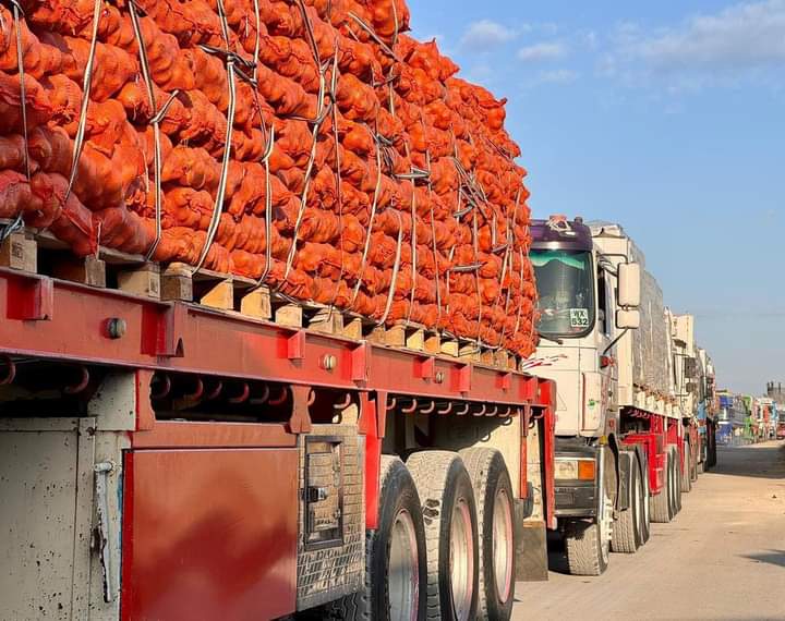 himaliantimes's tweet photo. 🚚376 humanitarian aid trucks were inspected and transferred to Gaza today. 
Out of which 105 trucks were transferred via the Jordanian route. 

🪂 98 pallets containing tens of thousands of meals were airdropped over northern Gaza.

Source: Israel Ministry of Foreign Affairs https://t.co/dlHxVHOJ1a
