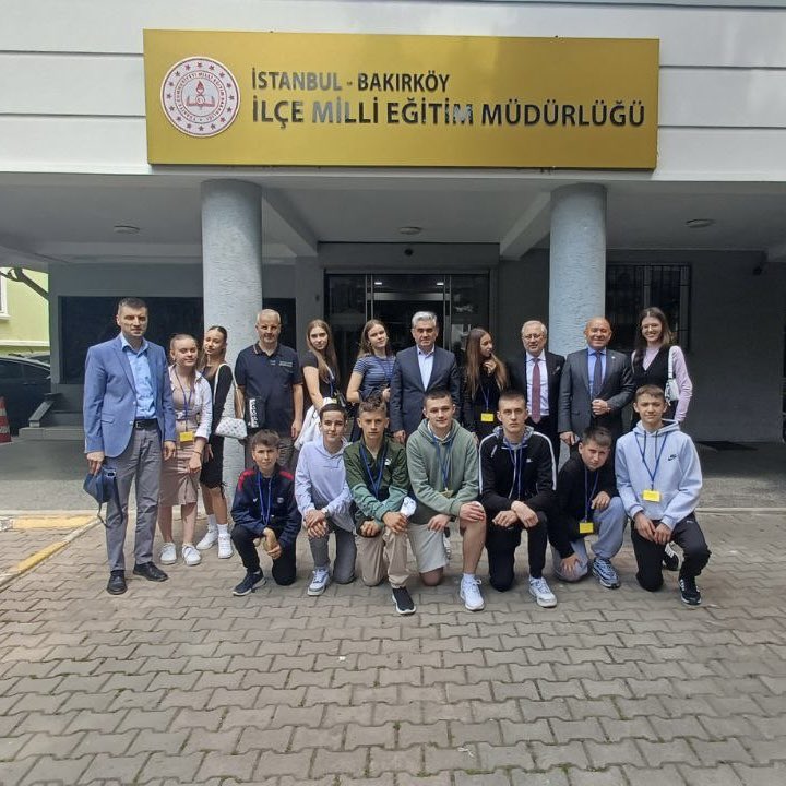 İlçe Millî Eğitim Müdürümüz Kürşat Arzuoğlu’nu Hamdullah Suphi Tanrıöver İlkokulu ve Halil Bedii Yönetken Ortaokulunun kardeş okulları Bosna Hersek’in Travnik şehrinde bulunan Han Bila Okulu öğrenci ve öğretmenleri ziyaret etti. İlçe Millî Eğitim Müdürümüz desteklerini belirtip,