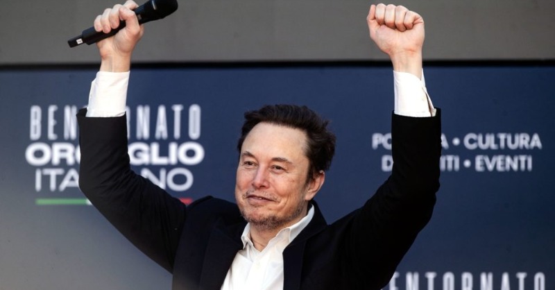 gazetadopovo's tweet photo. Entenda como Elon Musk quebrou o consenso, no meio corporativo, de rendimento total às pautas marxistas, no artigo de Roberto Motta!