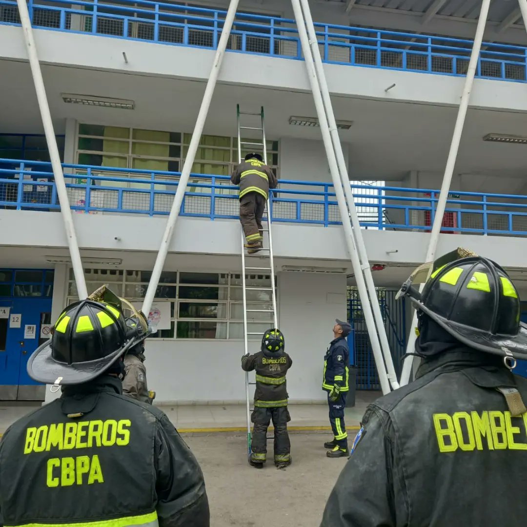EBPA_Bomberos's tweet photo. Con las practicas de los cursos de Escalas y Cuerdas para Control de Incendios, además de Búsqueda y Rescate damos por finalizada la primera malla operativa de los cursos presenciales. Los instamos a terminar los cursos en el aula virtual para la obtención de sus certificados. https://t.co/D7IY5RxOdU