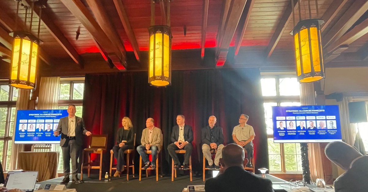 Good to hear from partners at analyst summits. @Avaya 's Eric Rossman leads a panel w/ Caroline O'Brien @afiniti, @BrettShockley Journey, @HardyMyers @cognigy, John Bourne @Verint, & Oliver Raymond @Microsoft. #AvayaAnalystSummit 'Nobody buys AI, they buy outcomes' - John Bourne