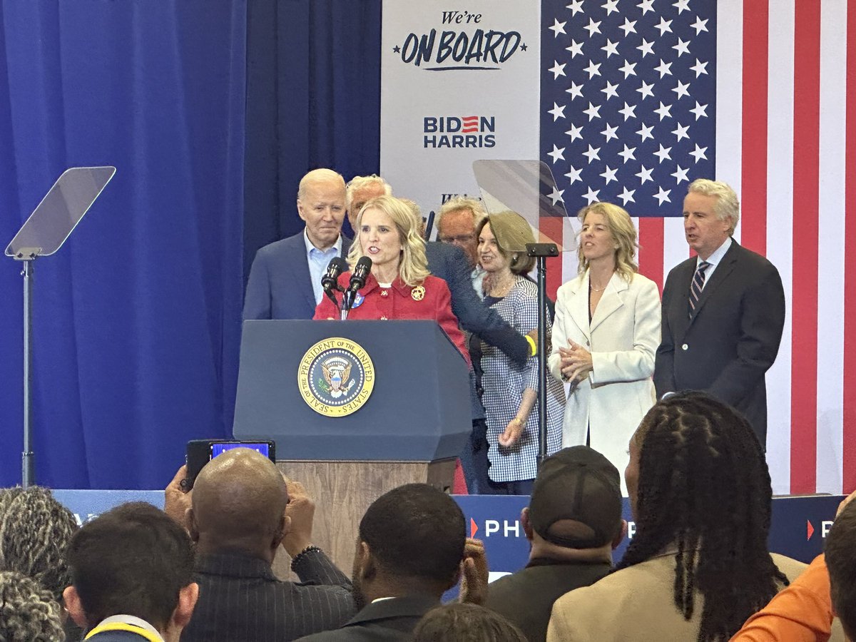 📍Philadelphia President Biden on stage now with members of the Kennedy family who are endorsing his re-election bid.