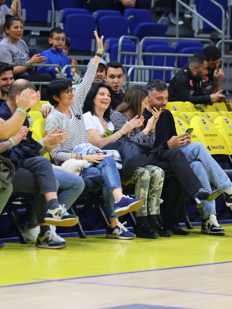 fbkadinbasket's tweet photo. Başantrenörümüz Valérie Garnier ve yardımcı antrenörlerimizden Camille Aubert, Fenerbahçe Beko Erkek Basketbol Takımımızın Beşiktaş Emlakjet ile karşılaştığı mücadelede Ülker Spor ve Etkinlik Salonu'nda! 💛💙

#PotanınKraliçeleri https://t.co/yg2qDoFwwu