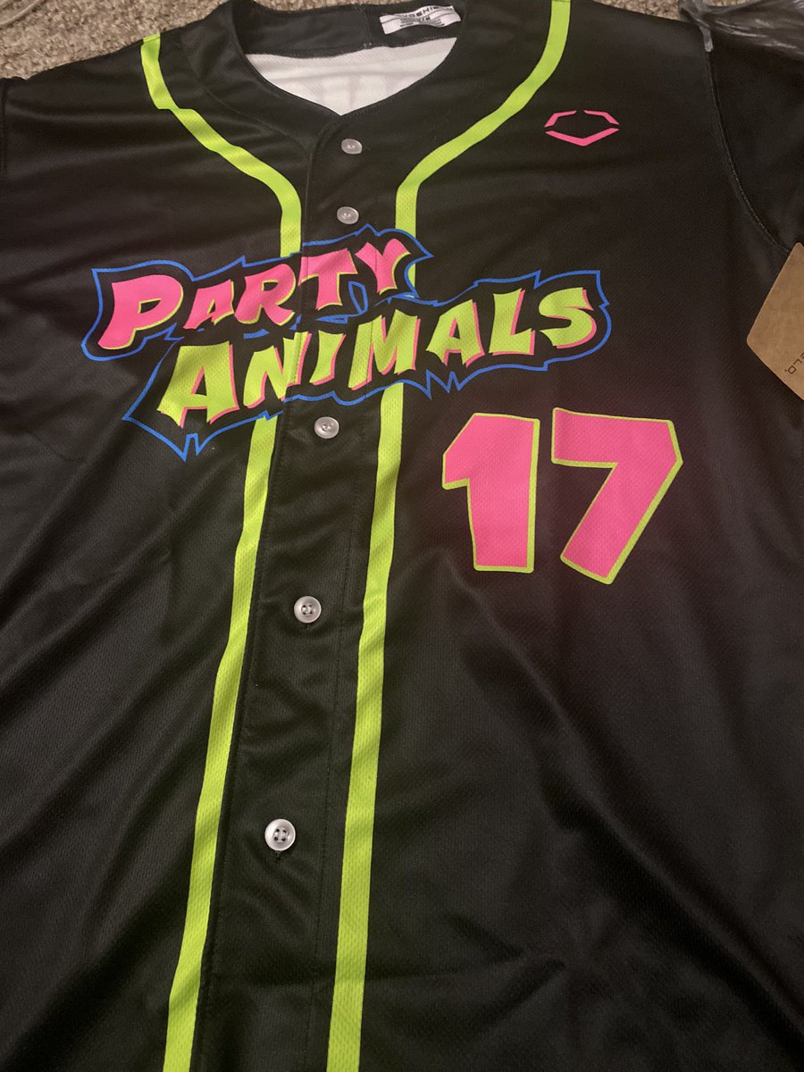 Such a cool unreal moment for me. I can’t believe I actually have a replica jersey !!! Proud to represent the coolest banana ball player and the coolest team in general. 🩷💚🖤@ThePrtyAnimals @Dalton_Ponce25