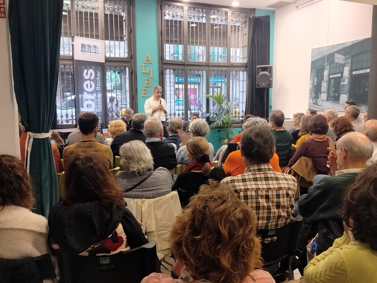 @IgnasiMoreta @LibreriaALIBRI @curasui_ «Estem entre les màquines i la burocràcia —com denuncien pagesos i artistes tan sovint—, d'una banda, i la vida, d'una altra» planteja Jordi Pigem a la presentació de 'Consciència o col·lapse' a @LibreriaALIBRI