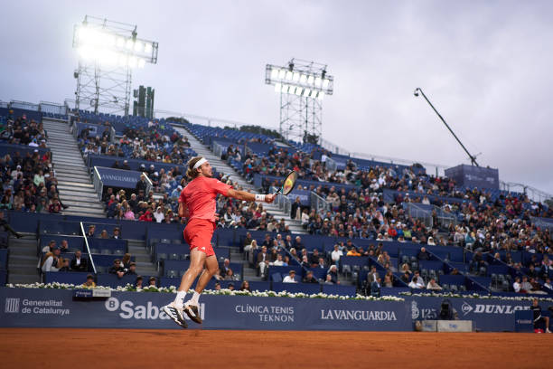 After losing in his opening round in Miami, Stefanos Tsitsipas has returned to clay and won 8 straight Into the quarters in #Barcelona to face Diaz Acosta It's a wider open year than usual on clay christopherclarey.substack.com/p/sandwich-reg… #getty