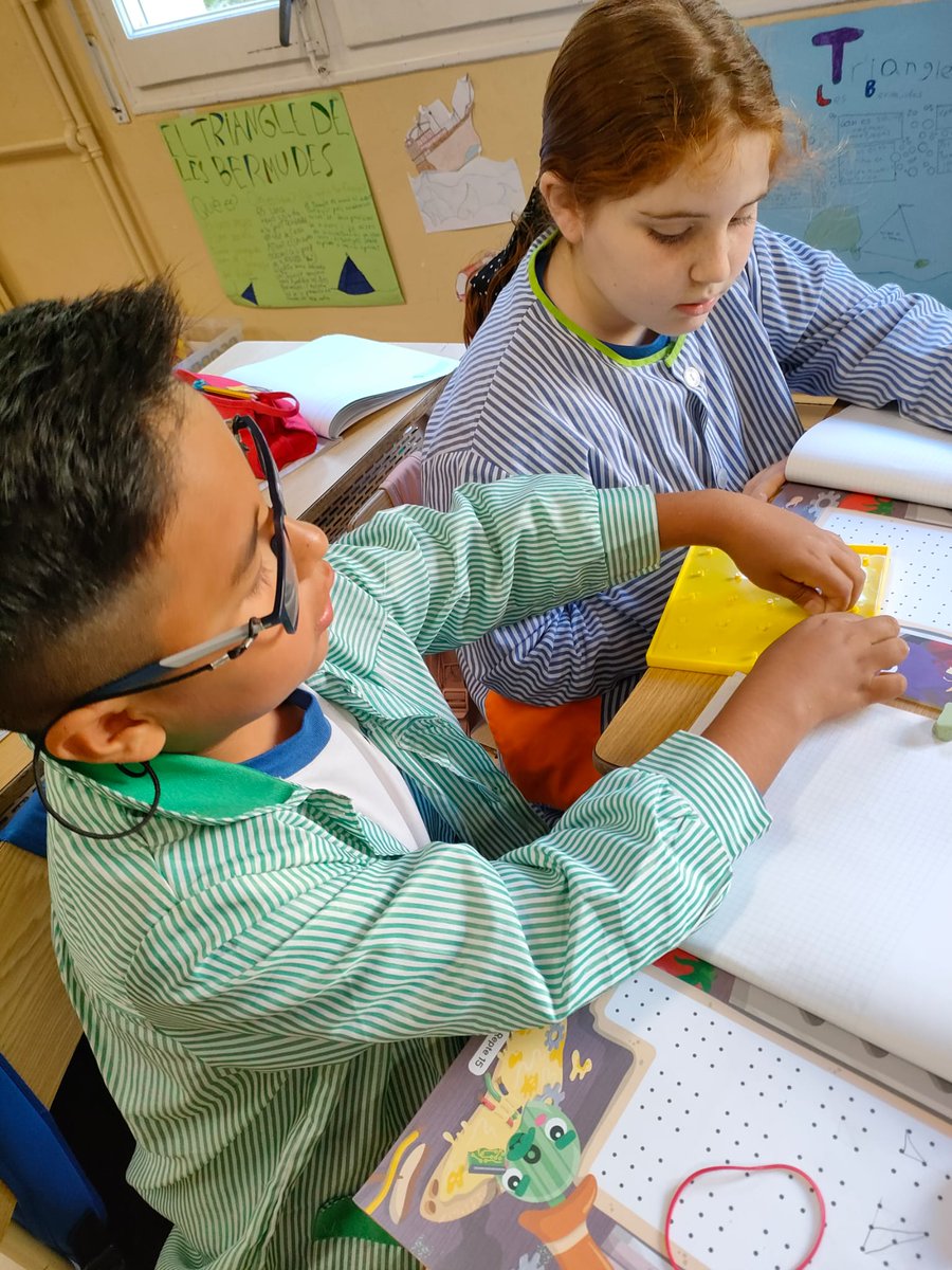 MDPBailen's tweet photo. Aquesta setmana amb les Aventures @innovamat_cat , a primària, resolen reptes geomètrics tot cercant triangles diferents amb l'ajuda del geoplà.

#mdpbailen 
#educacióprimària 
#innovamat 
#matesdivertides https://t.co/SREGLCydiy