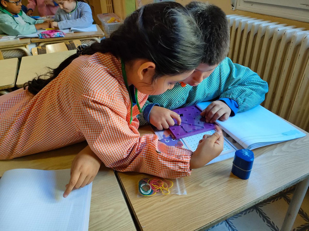 MDPBailen's tweet photo. Aquesta setmana amb les Aventures @innovamat_cat , a primària, resolen reptes geomètrics tot cercant triangles diferents amb l'ajuda del geoplà.

#mdpbailen 
#educacióprimària 
#innovamat 
#matesdivertides https://t.co/SREGLCydiy