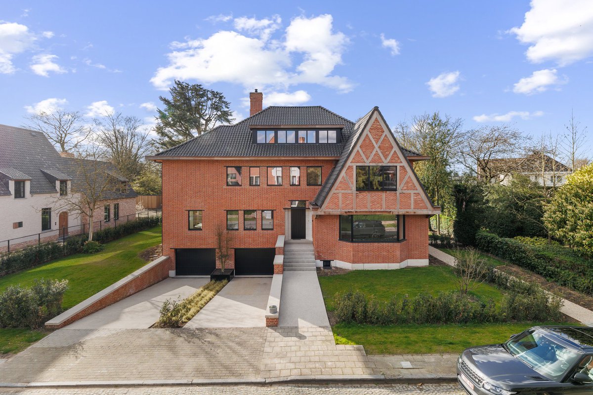 📍Cyriel Buyssestraat 12, Ghent, Belgium
(Available Upon Request)
__
In the Millionaires’ Quarter, surrounded by a serene, green residential environment near the heart of Ghent, this completely renovated villa radiates.
__
#NestSeekers #Ghent #Belgium

Visit:
