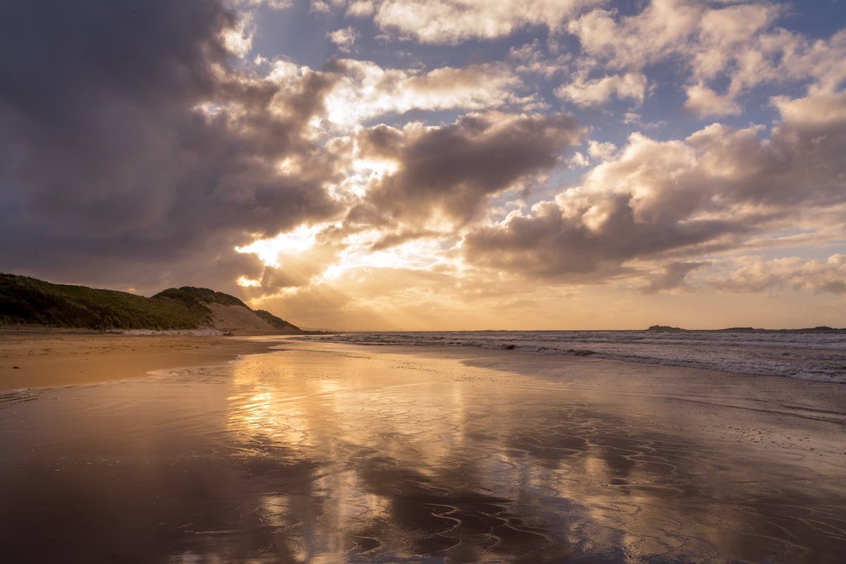 Please please please let the sun stay @WeatherAisling @barrabest @WeatherCee @angie_weather @Louise_utv @bbcniweather @itvweather Sunset at whiterocks in Portrush #SunsetViews #BeachVibes #photographylovers